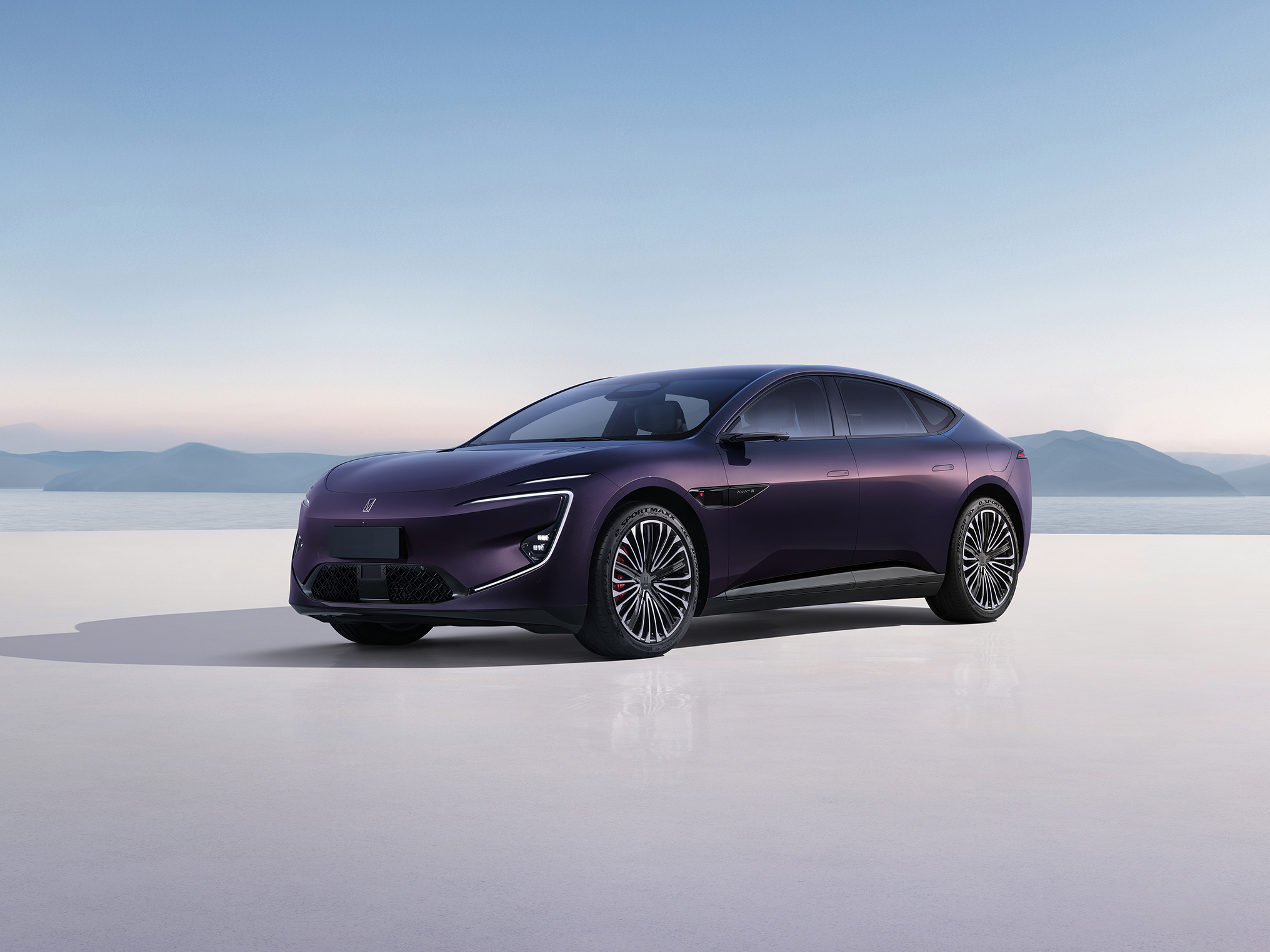 阿维塔 012 车侧图