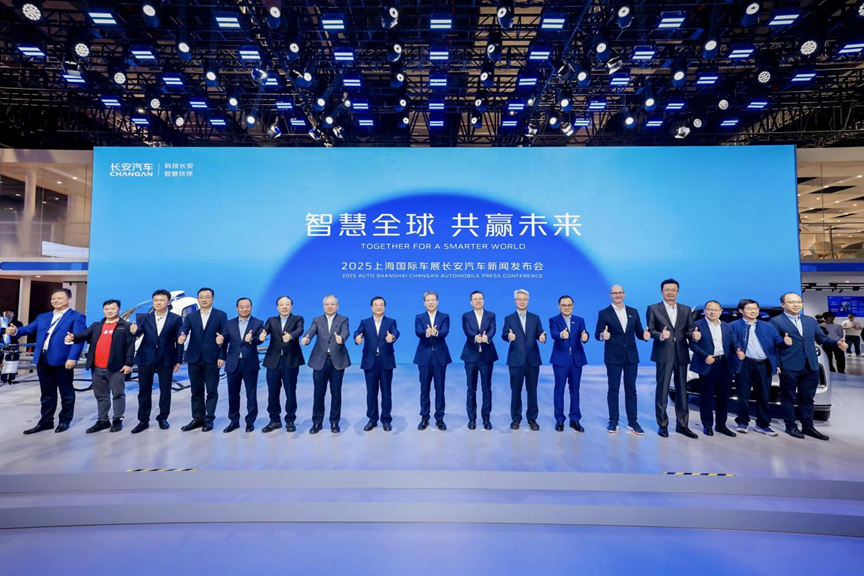 满配黑科技的918btt展台将智能化水平推向新高